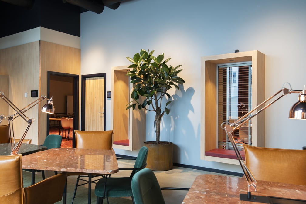 Cortensteel cylinder-kruka i arbetsmiljö med lagerväxt och modern inredning