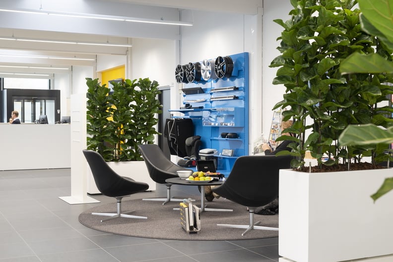 Dominica m hjul i vit färg med växter i modern kontorsmiljö med möbler och utrustning