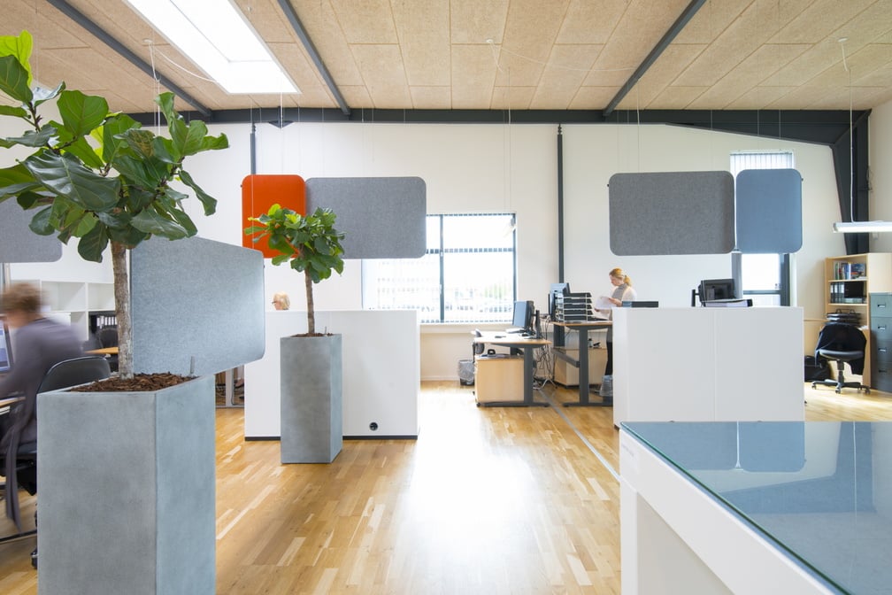 Thames Fiberstruktur krukor i modern kontorsmiljö med växter och trätrall