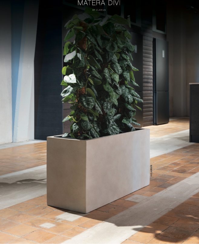 Rektangulär kruka i beige/sandy beige med klätterväxt på ett golv i modern miljö