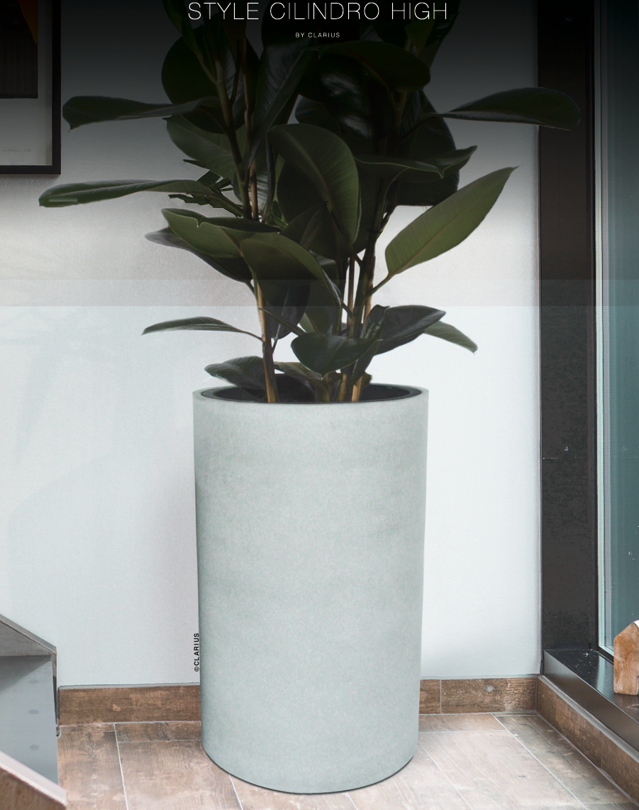 Grå cylindrisk kruka STYLE CILINDRO HIGH på ljust golv med växt inuti, studiomiljö